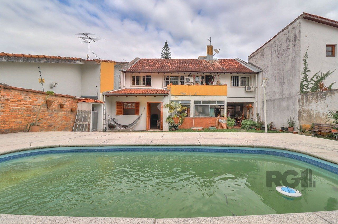 Casa a venda composta de 4 dormitórios no bairro Jardim Isabel em Porto Alegre