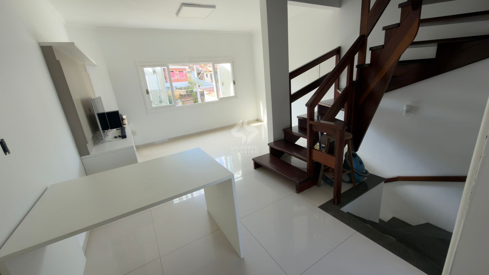Casa com 02 quartos e 02 vagas no Bairro Jardim Itu em Porto Alegre