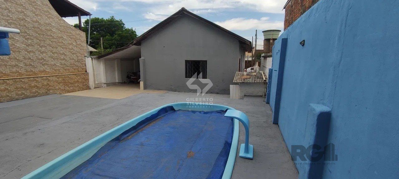 Casa com 2 quartos, vagas de garagem, piscina, bairro Sarandi, Porto Alegre/RS