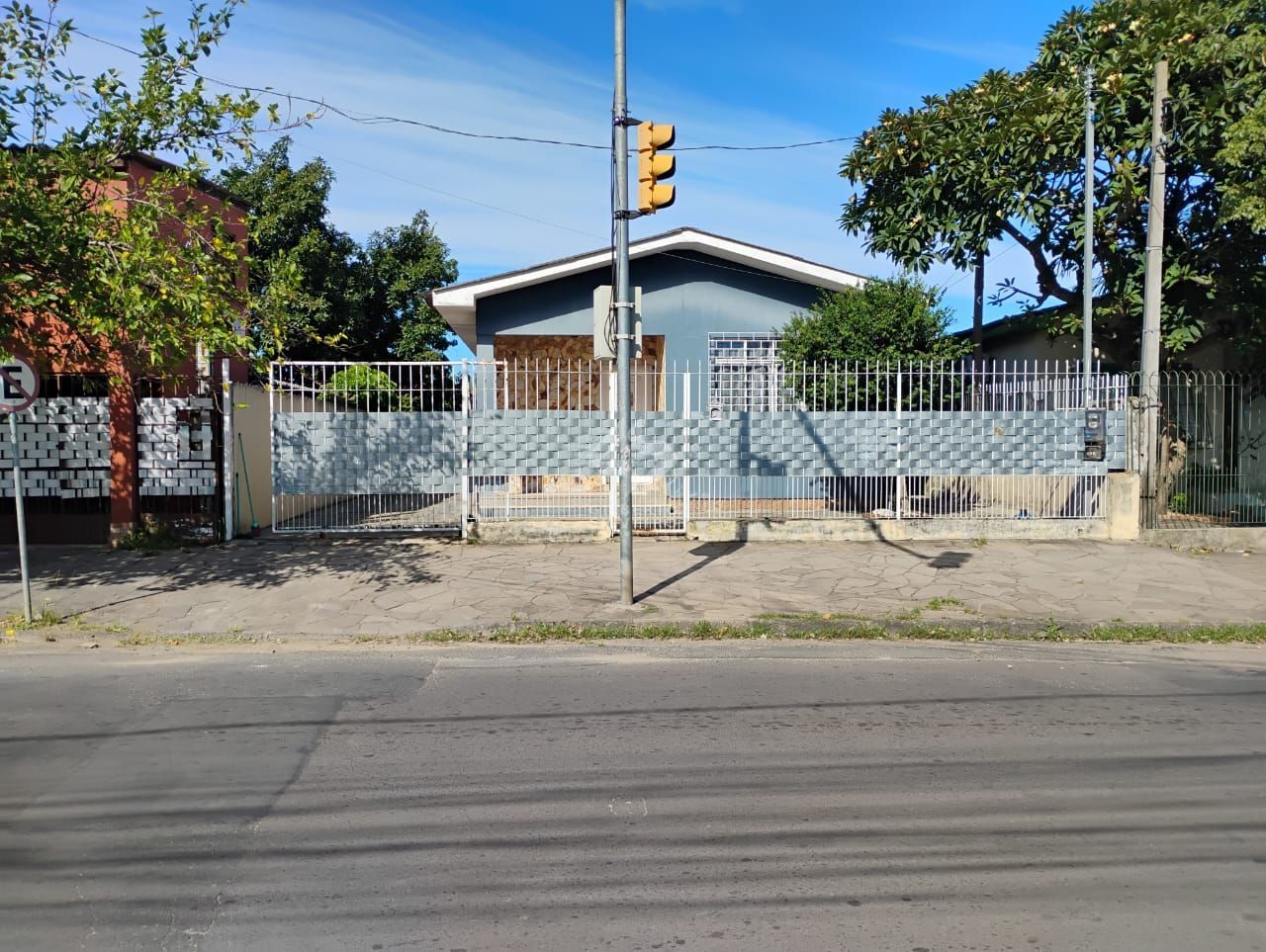 Casa térrea 3 dormitórios, 2 vagas cobertas as demais descobertas bairro cristal