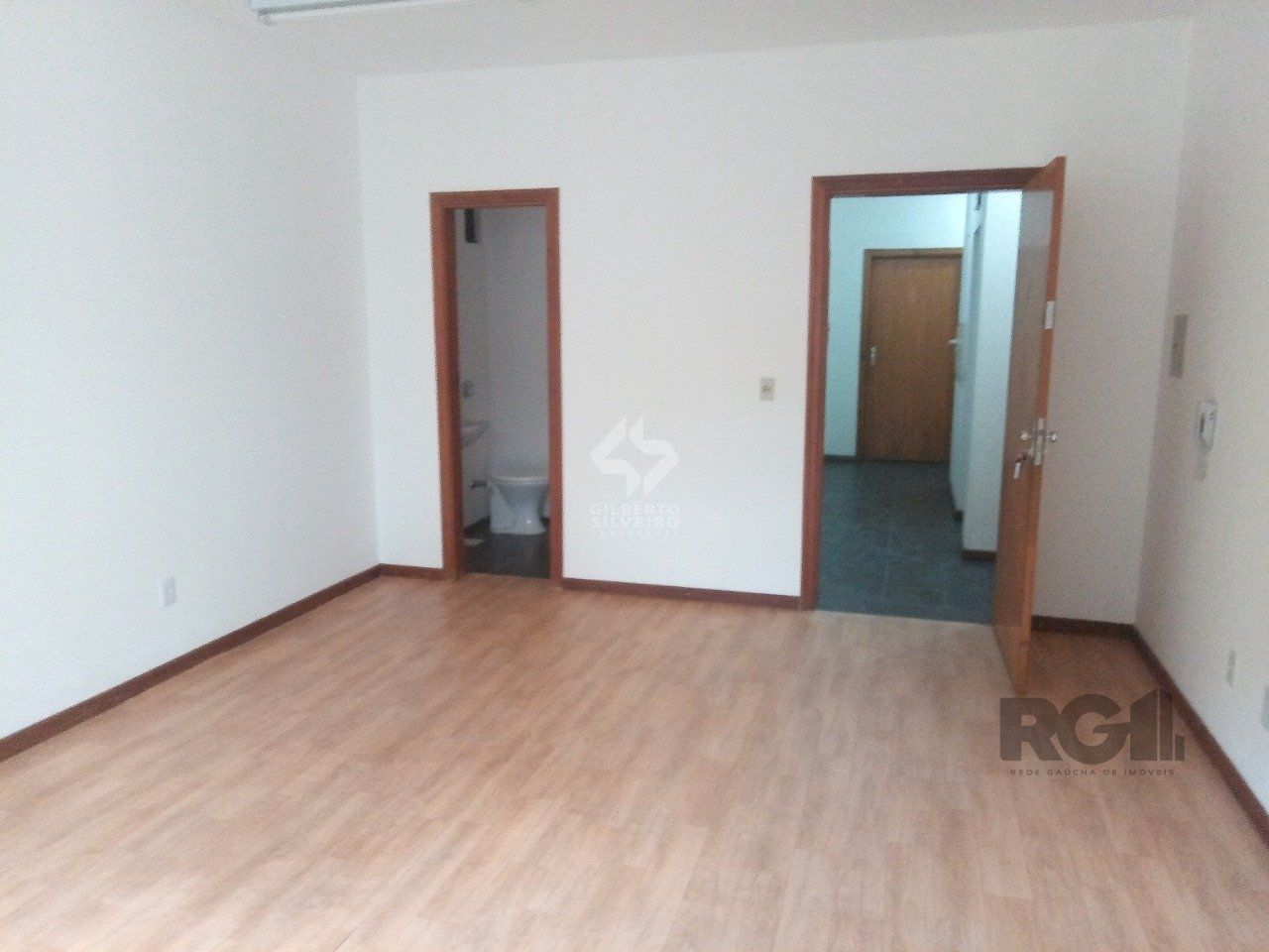 SALA COMERCIAL DESOCUPADA, NO BAIRRO CENTRO HISTÓRICO, EM PORTO ALEGRE, RS