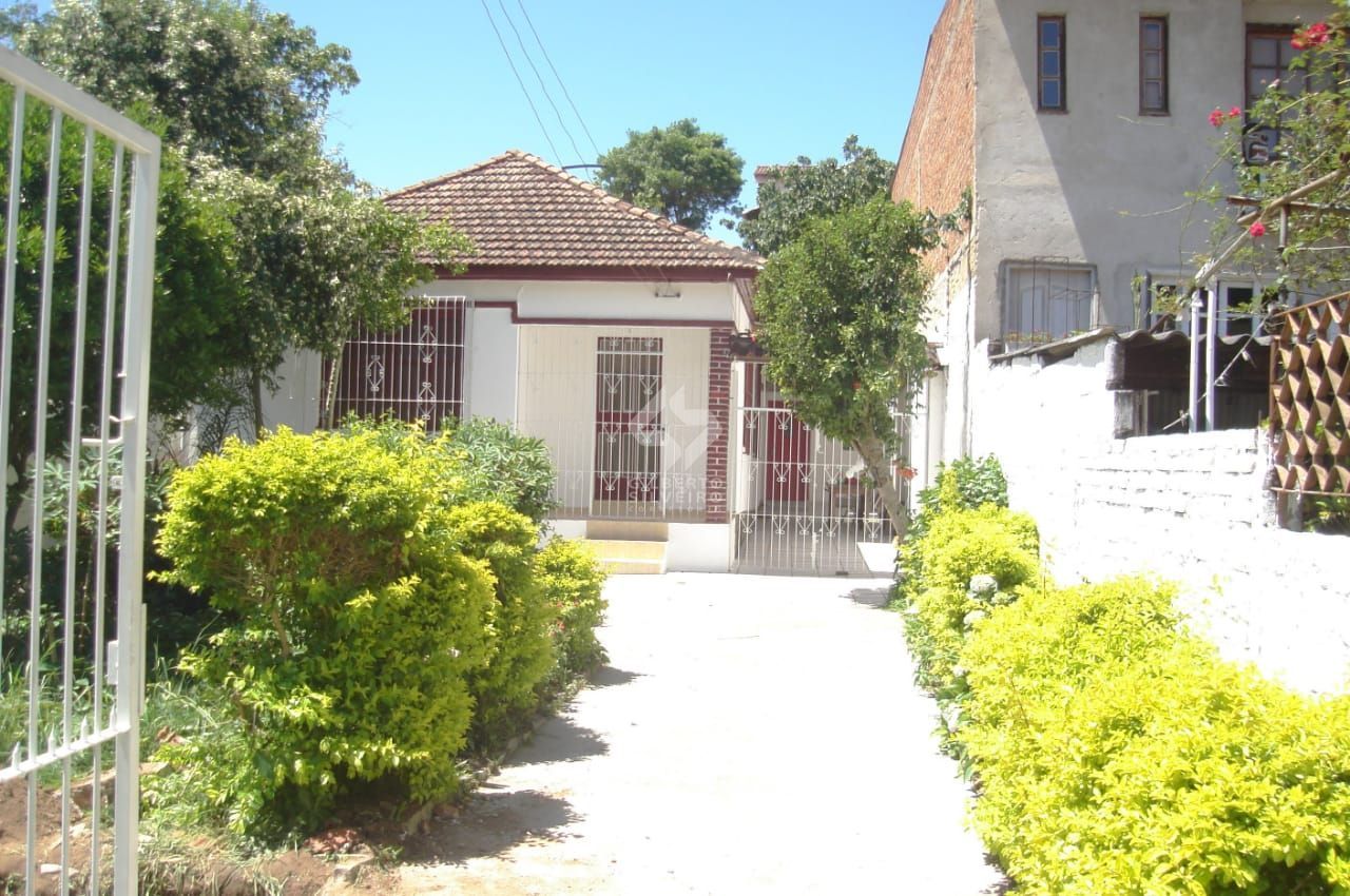 Vende Casa térrea com ótimo pátio - Ótima localização próximo do Hospital Conceição, supermercados, escolas, shopping