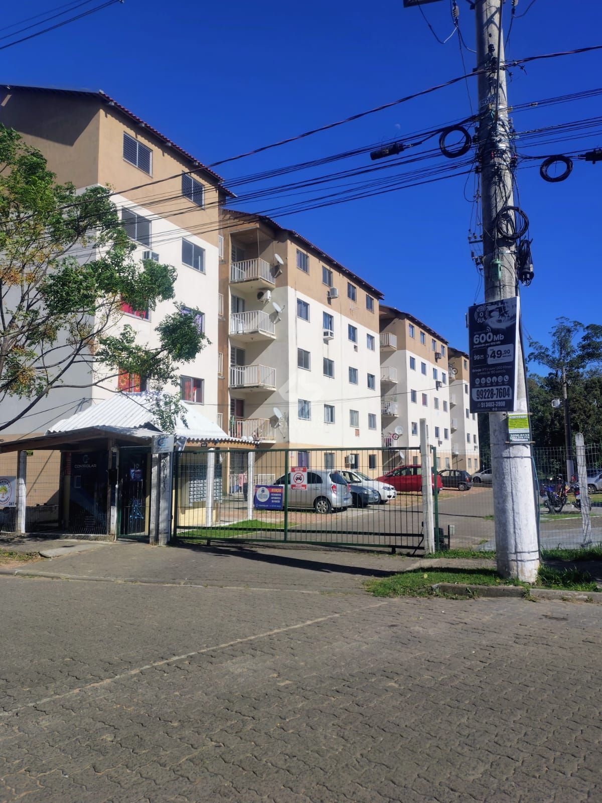 Apartamento de 2 dormitórios , sacada ,salão de festas com churrasqueira , portaria virtual , 1 vaga de garagem rotativa !