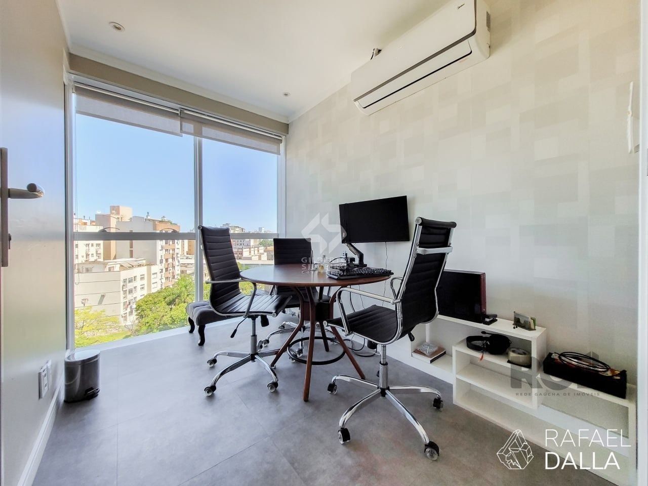 Sala comercial na Rua Loureiro da Silva, no bairro Cidade Baixa, pronta para atender às necessidades do seu negócio.