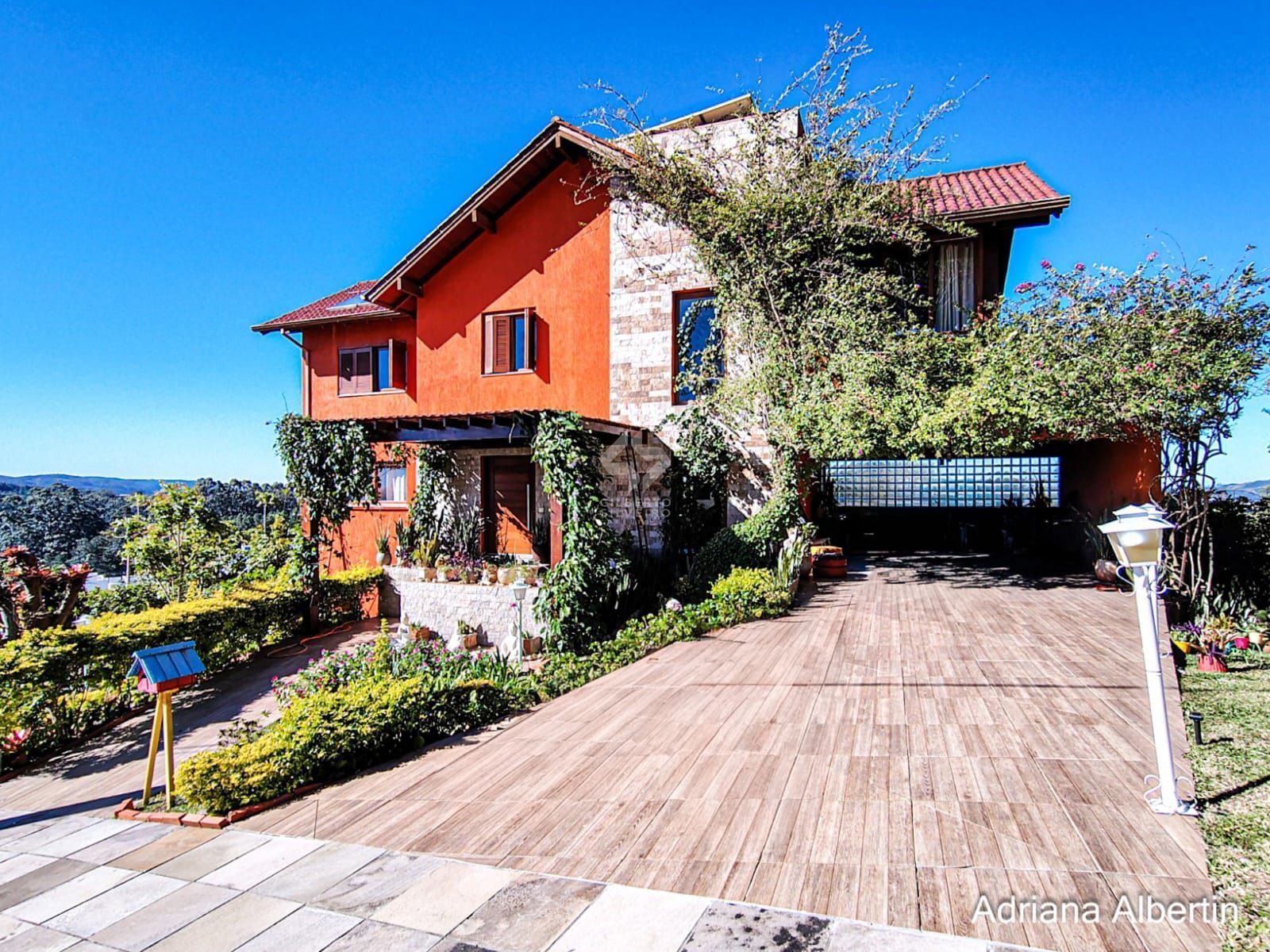 Casa estilo sítio no Alphaville Porto Alegre | Lago com carpas, pomar e vista permanente para o verde