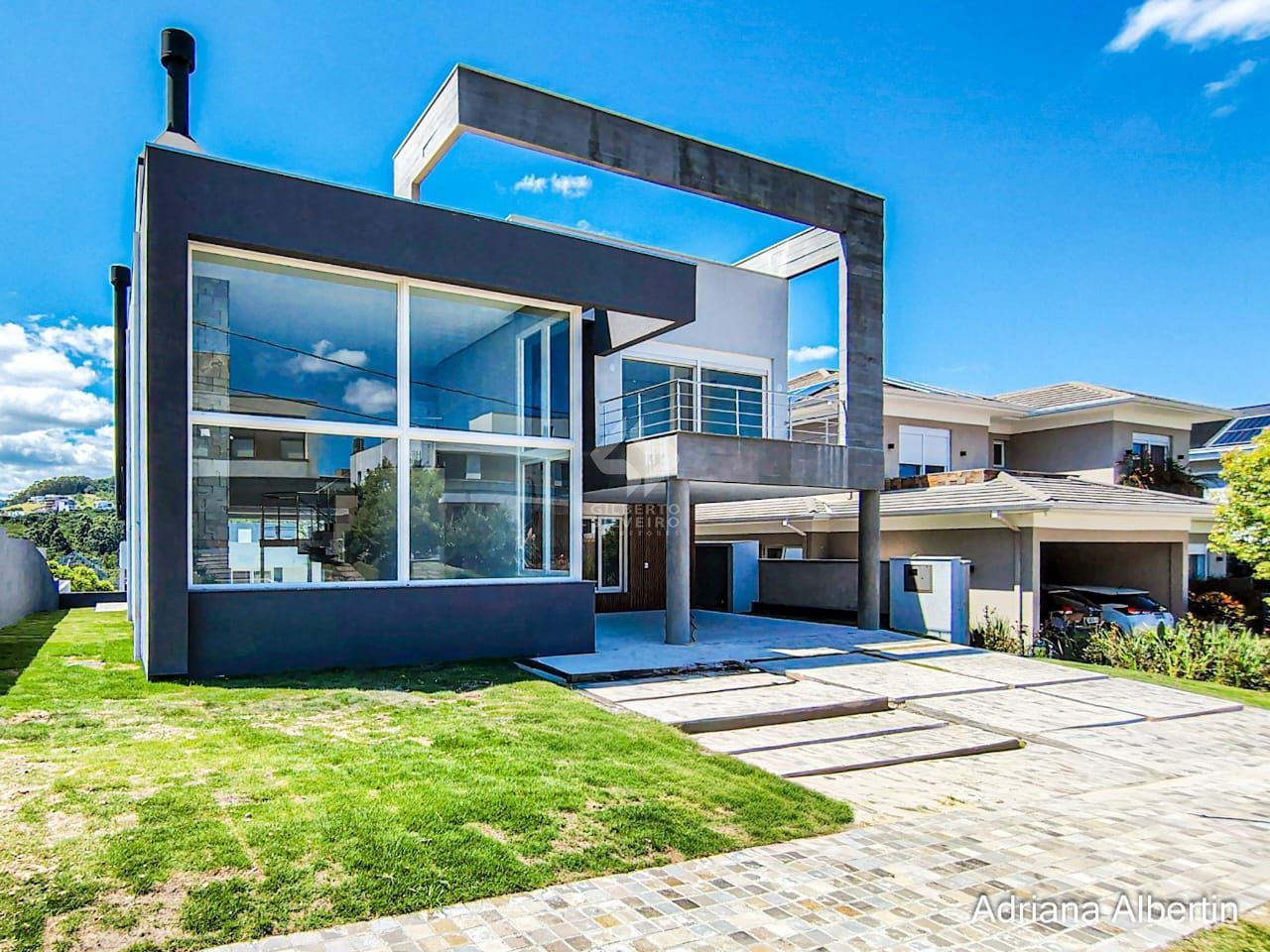 Casa em Alphaville com 3 suítes e pátio amplo