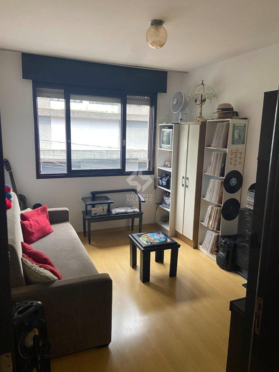 Apartamento de 2 dormitórios, sala, cozinha, banheiro, área de serviço com vaga de garagem escriturada e coberta