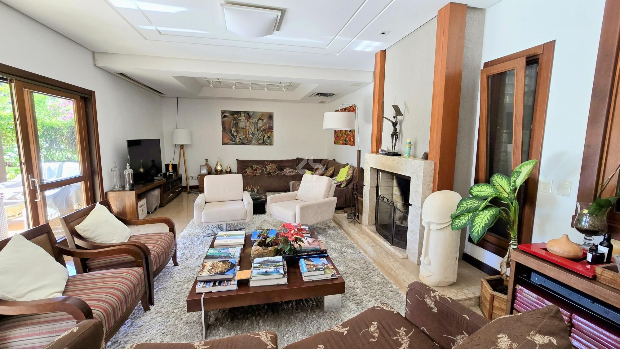 Casa no Terra Ville com fundo para o lago, com 4 suites.