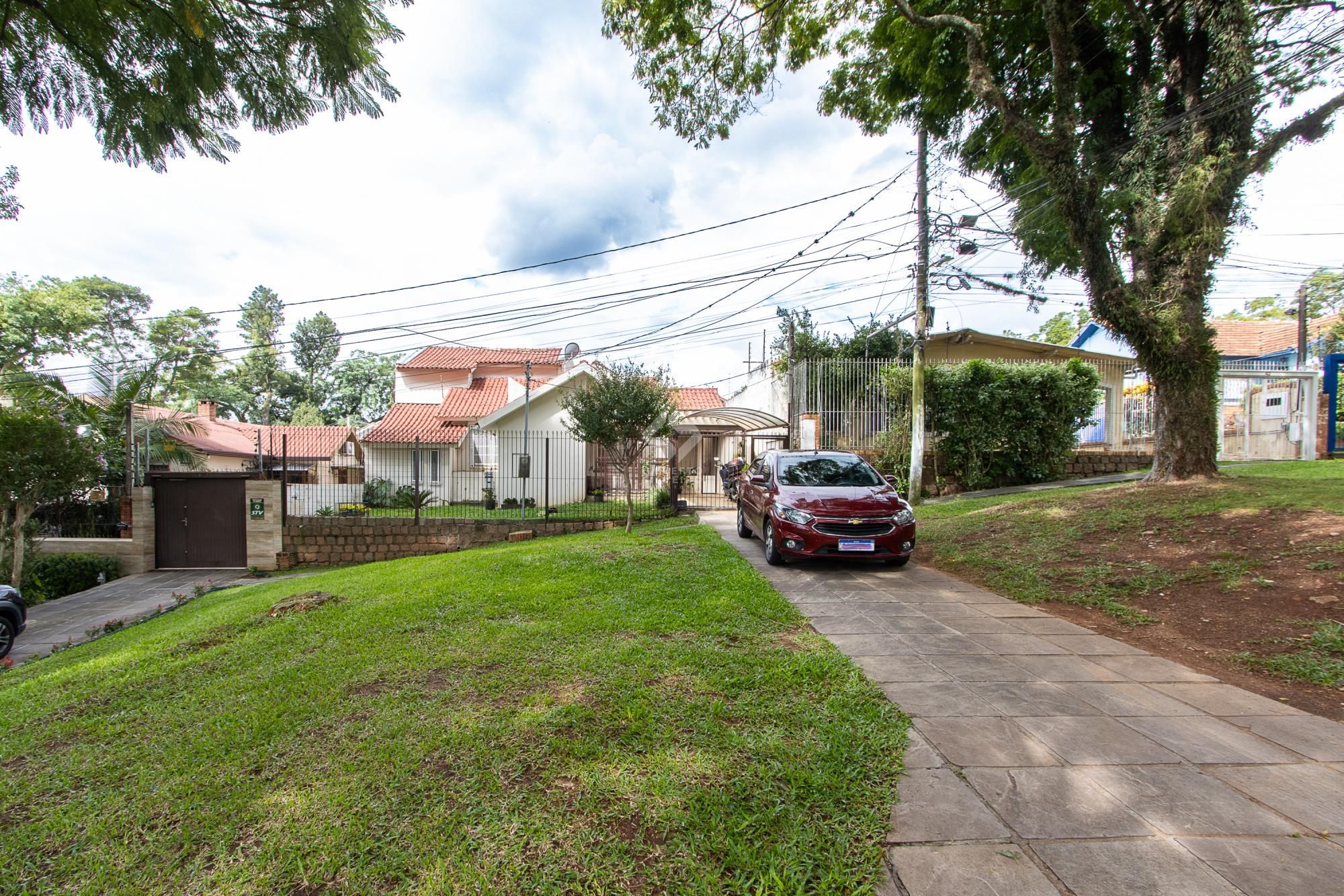 Casa de 4 dormitórios, 2 suítes, piscina, pátio e 2 vagas de garagem.