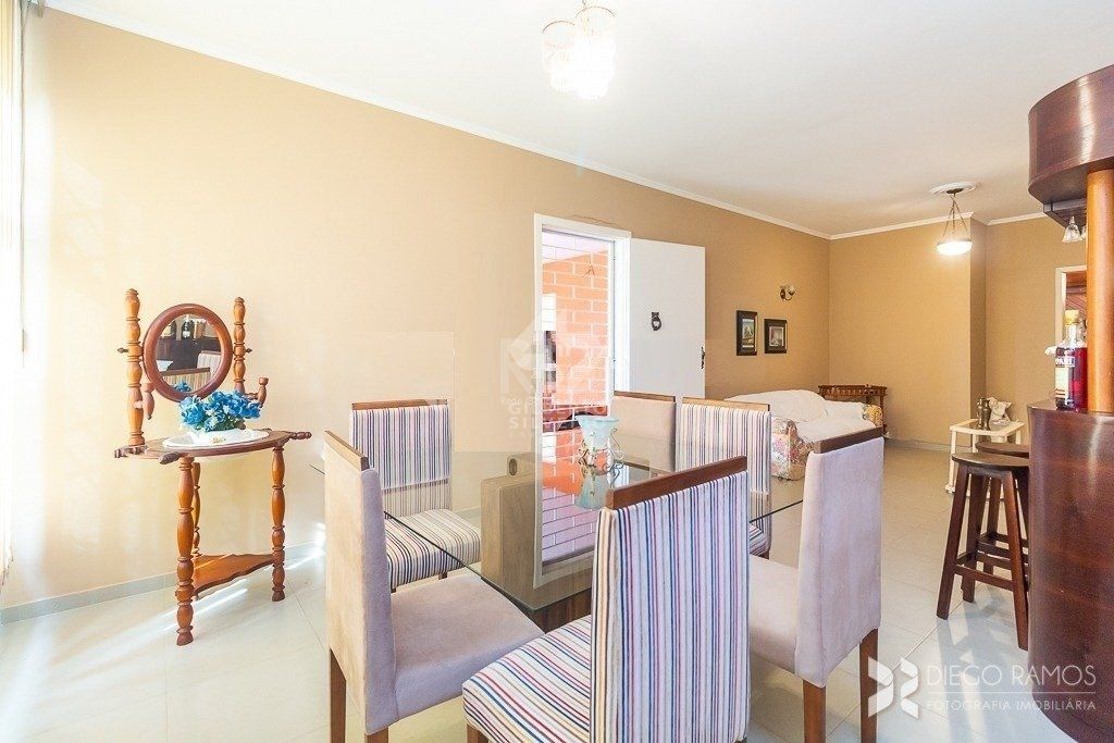 Casa térrea à venda, com 2 suites, 3 banheiros, edicula, pátio, 2 vagas - Bairro Medianeira