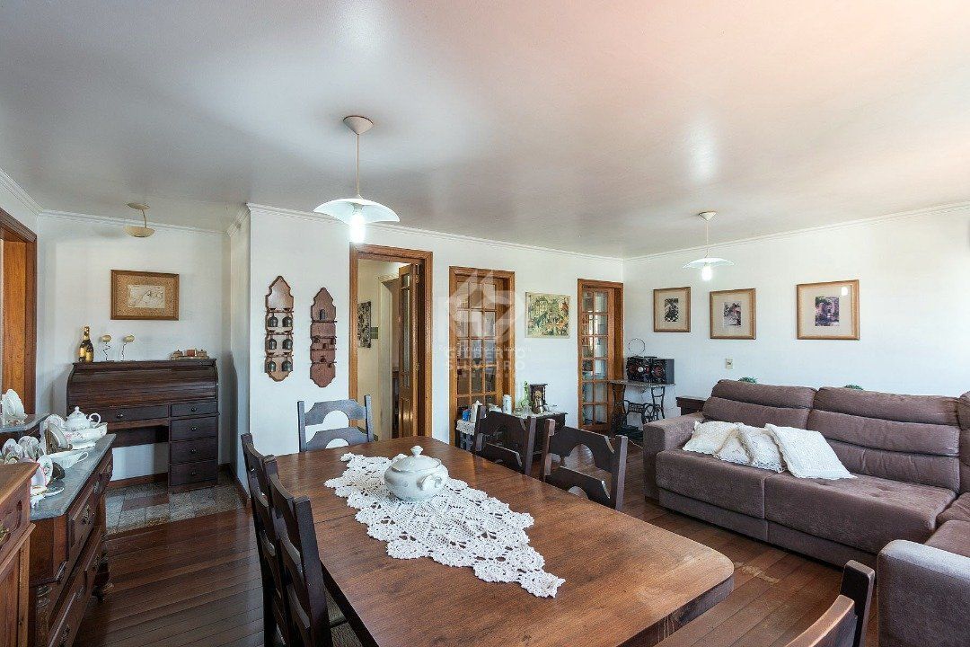 Casa para Venda - 320m², 5 dormitórios, sendo 2 suites, 3 vagas - Tristeza