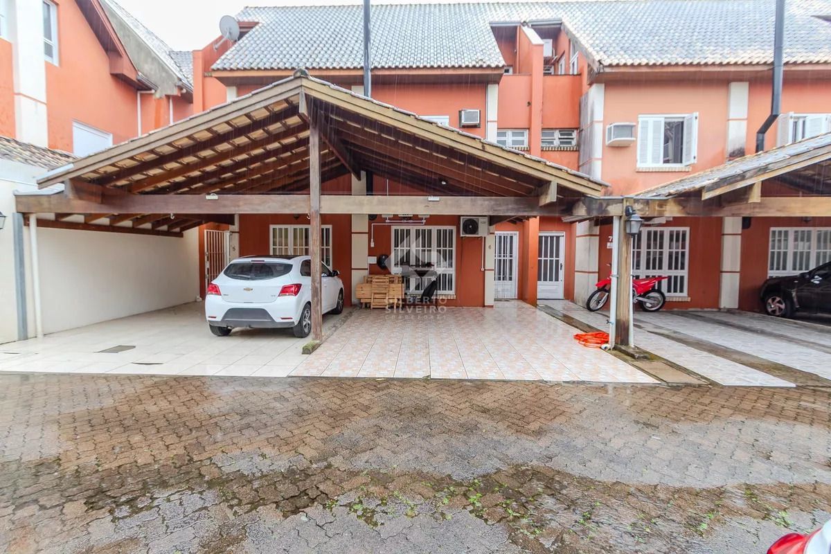 Casa de condomínio, 3 dormitórios, 1 suíte e 2 vagas cobertas no bairro Teresópolis.