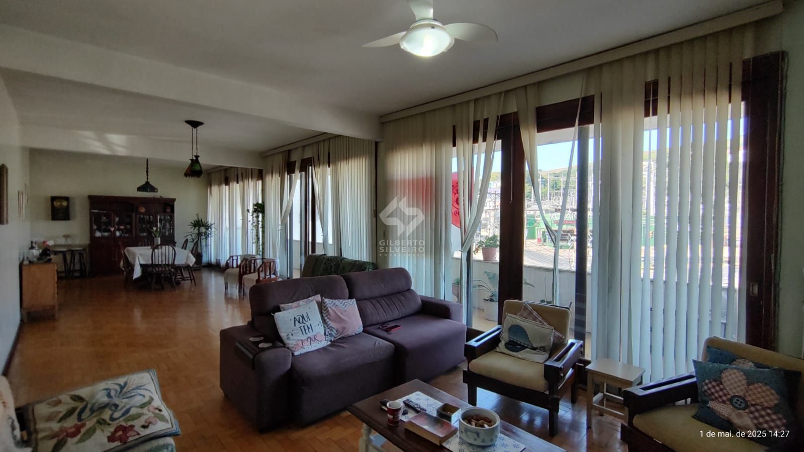 Apartamento de 4 dormitórios, 2 suítes, living amplo e arejado com sacada.