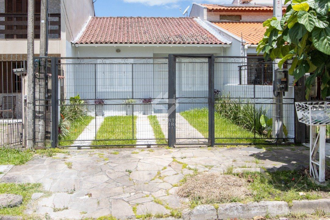 Casa  no Bairro Hípica, 100% reformada, 2 dormitórios, 1 vaga de garagem.