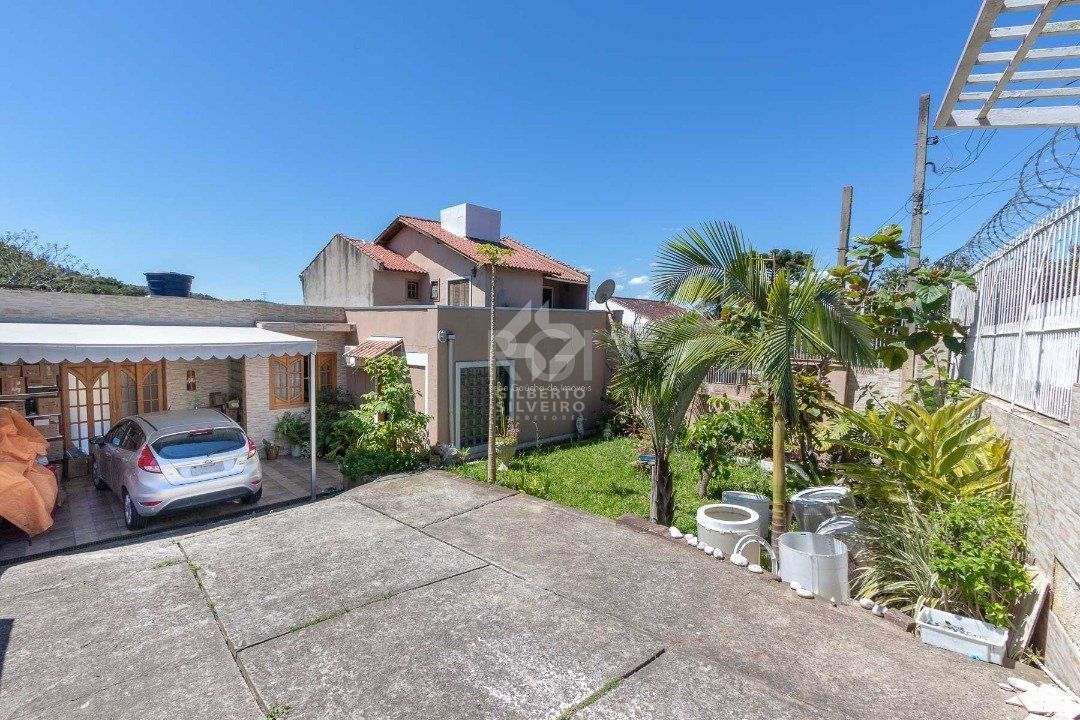 Casa para Venda - 370m², 4 dormitórios, sendo 1 suites, 6 vagas - Lomba do Pinheiro