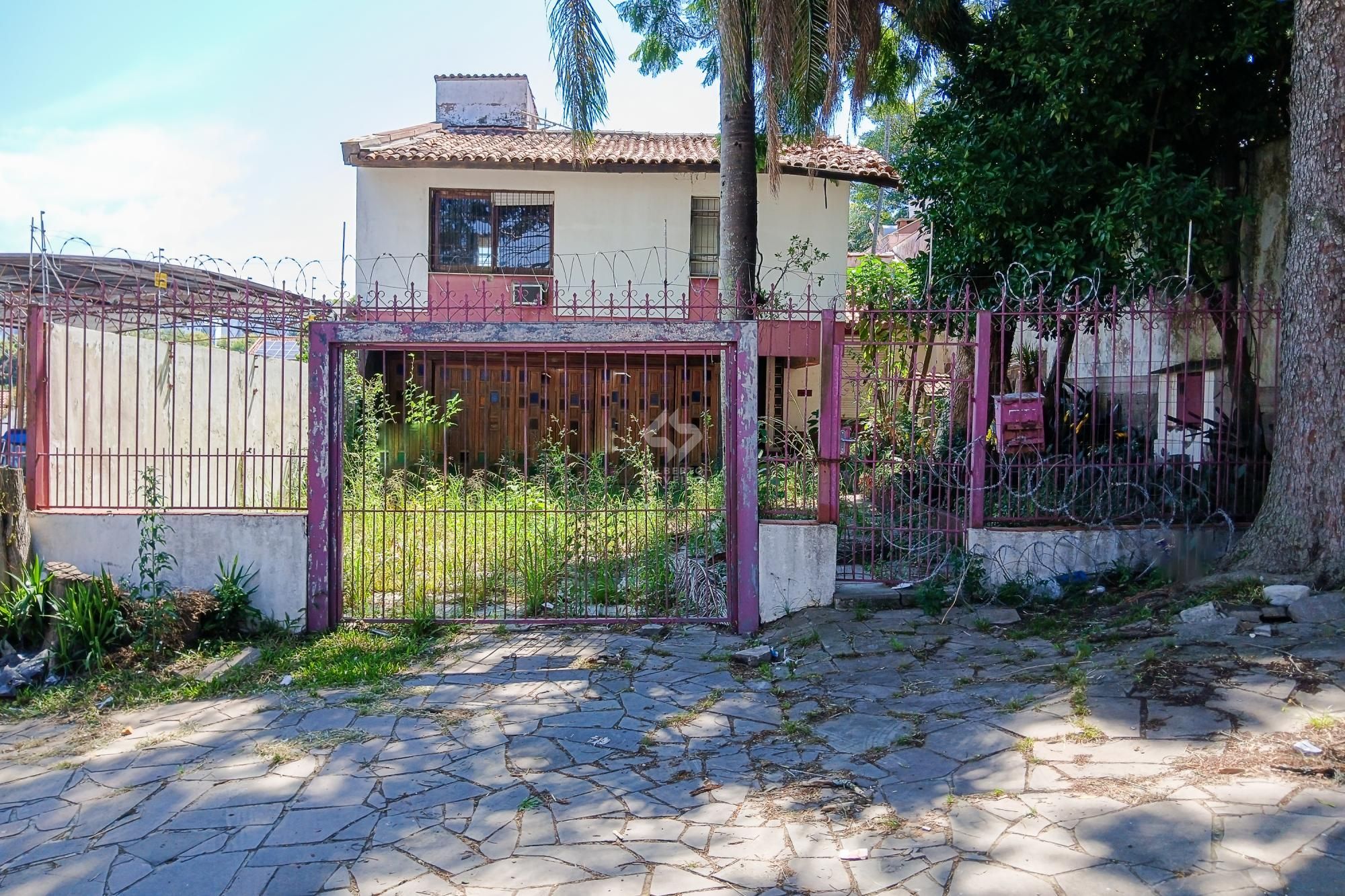 Casa para Venda - 320m², 3 dormitórios, sendo 1 suites, 4 vagas - Cristal