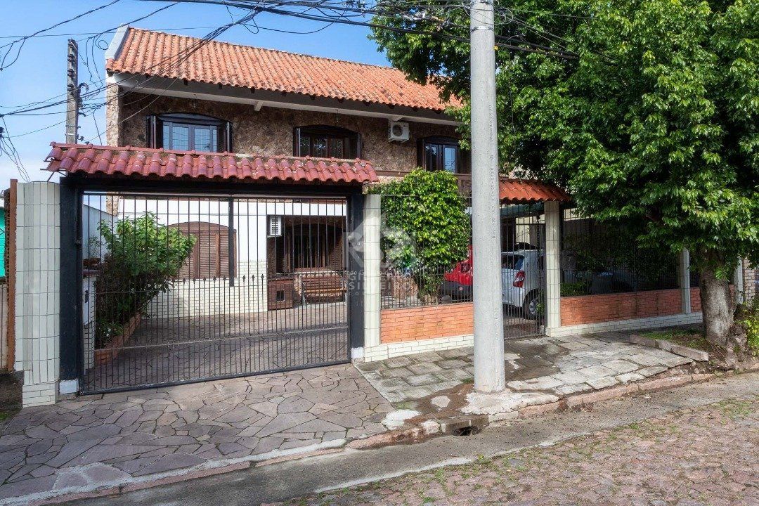 Casa para Venda - 300m², 5 dormitórios, 2 vagas - Cavalhada