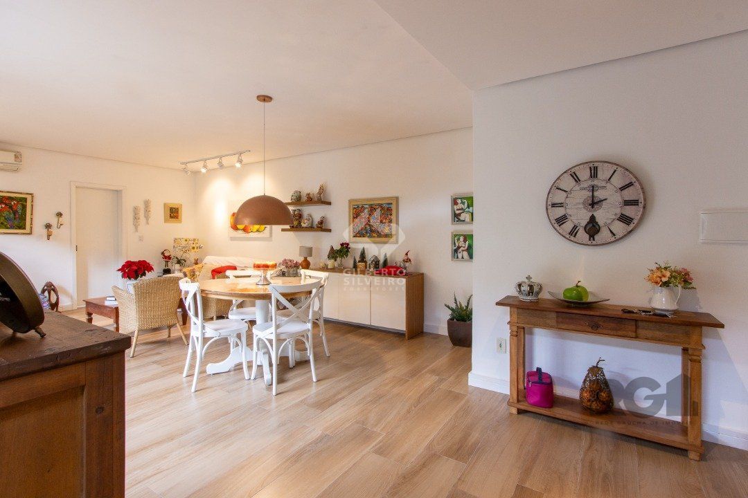 Casa térrea, 3 quartos, edícula, com 2 suites, pátio - Bairro Guarujá