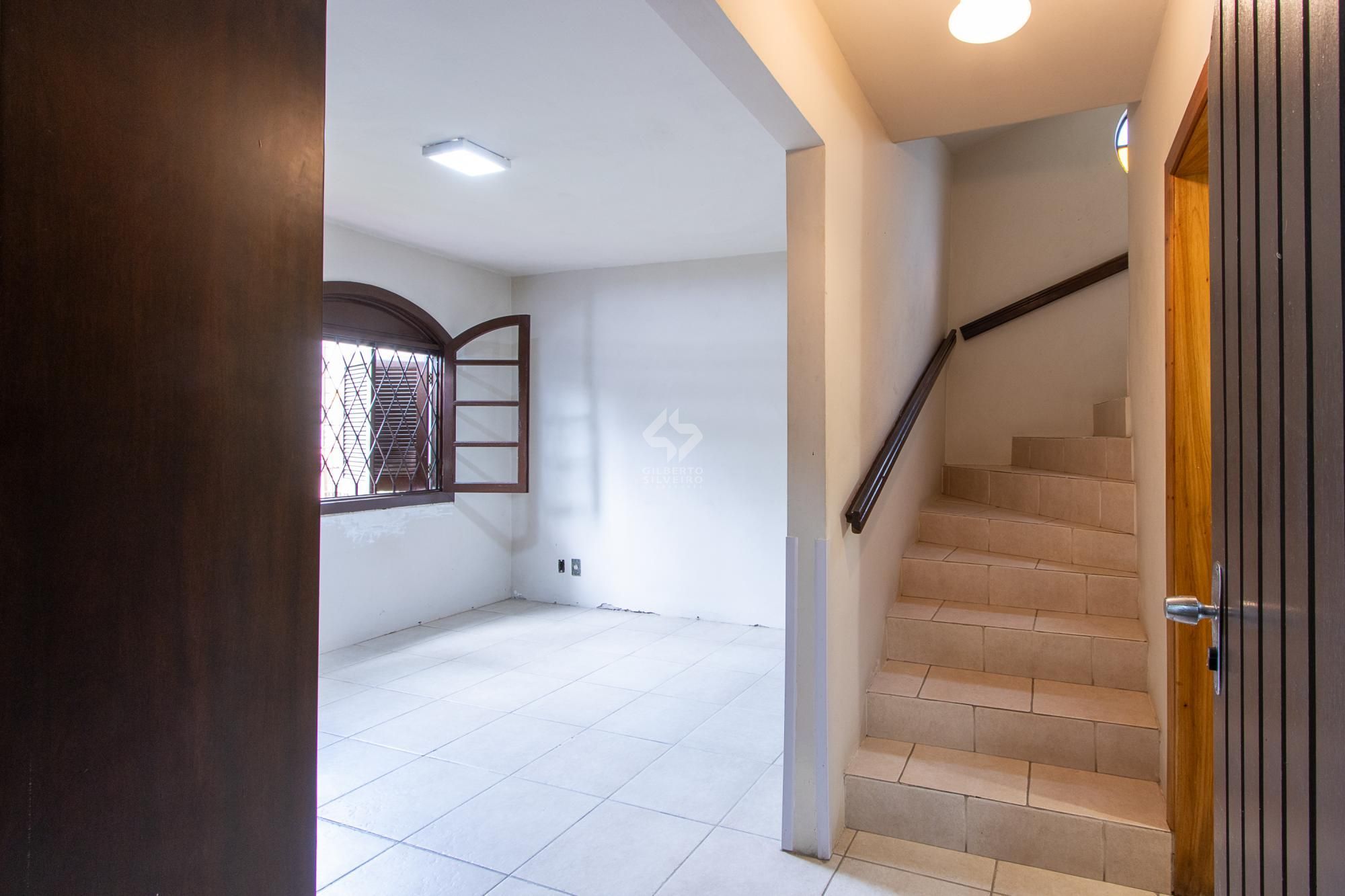 Casa de condomínio, 3 dormitórios, 1 suíte, 1 vaga coberta, no bairro Cristal.