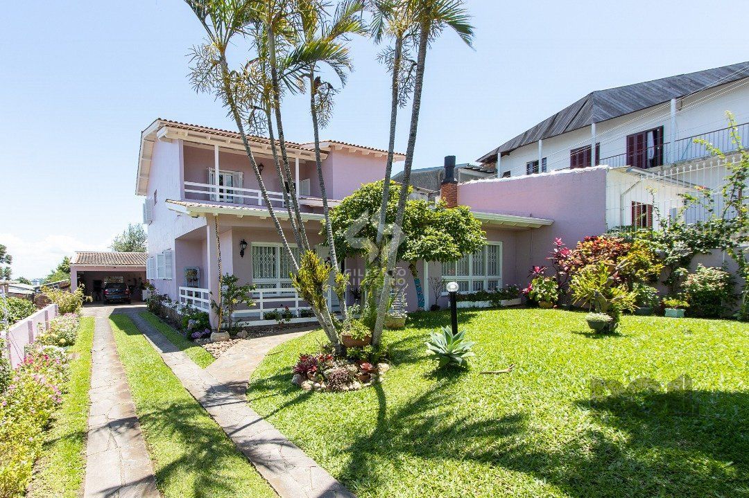 Casa com 4 quartos, suíte, churrasqueira, lareira, garagem coberta e lindo jardim.