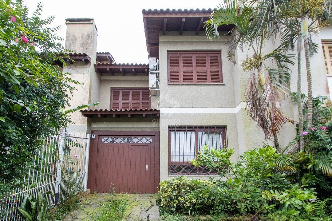 Casa de alvenaria, 3 dormitórios, 1 suíte e pátio com piscina, bairro Espírito Santo.