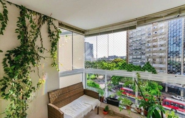 Apartamento de frente com vista panorâmica, sacada,3 dormitórios,1suíte para venda no bairro Centro Histórico em Porto Alegre/RS.