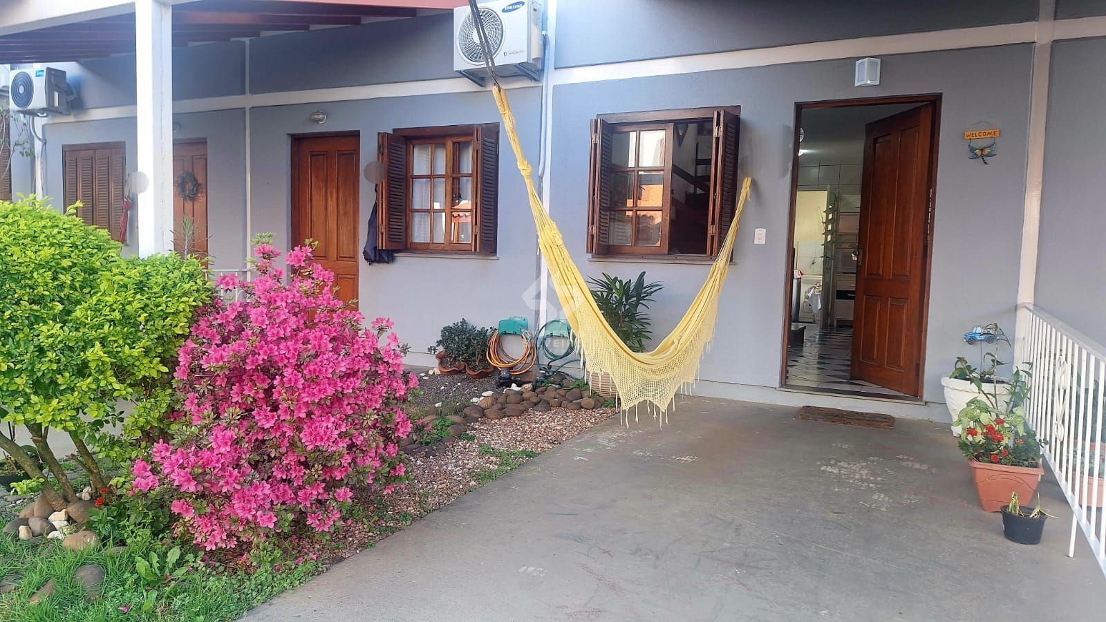 Sobrado com 2 dormitórios, 1 vaga, na Av. Otto Niemeyer, bairro Camaquã, Poa, RS