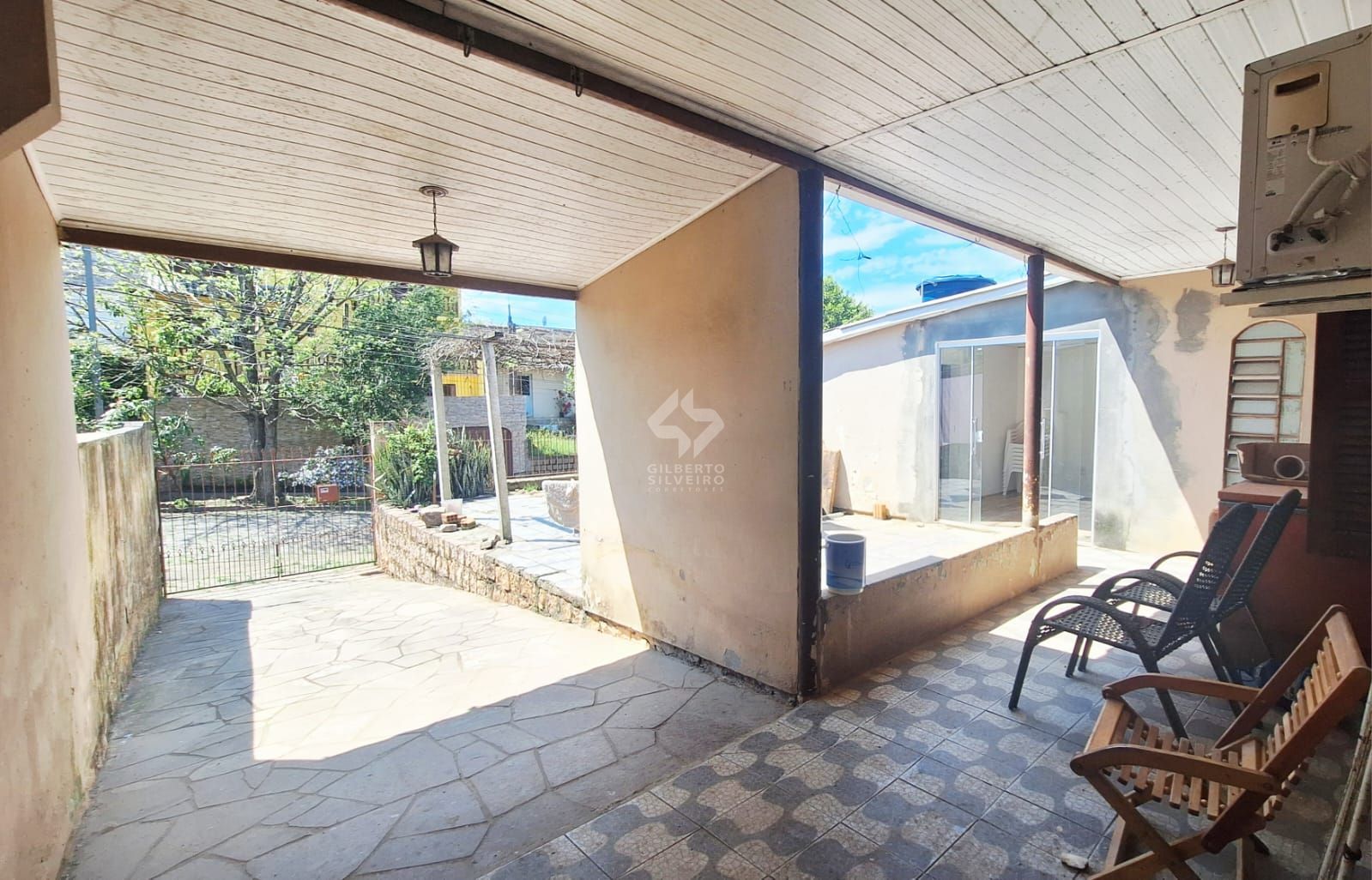 Se você procura uma casa com pátio e churrasqueira  para receber sua família e amigos , aqui é seu lugar!