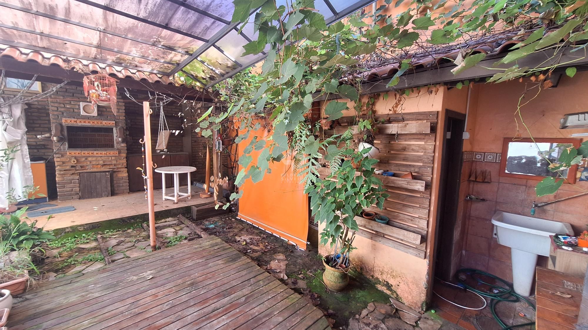 Comprar para reformar. Casa com  5 quartos no bairro Petrópolis!