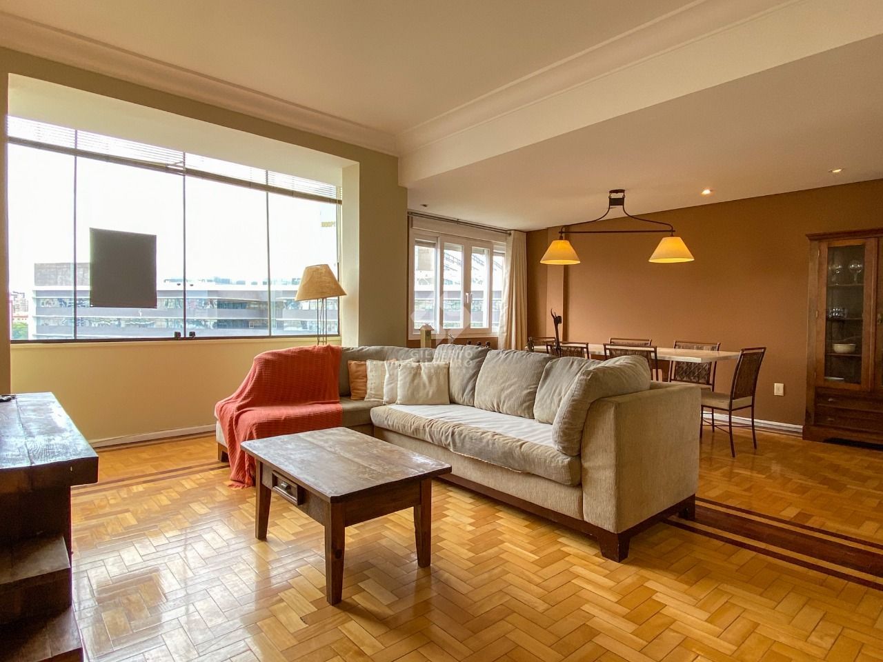 Apartamento 2 dormitórios, com linda vista, em frente ao Hospital de Clínicas