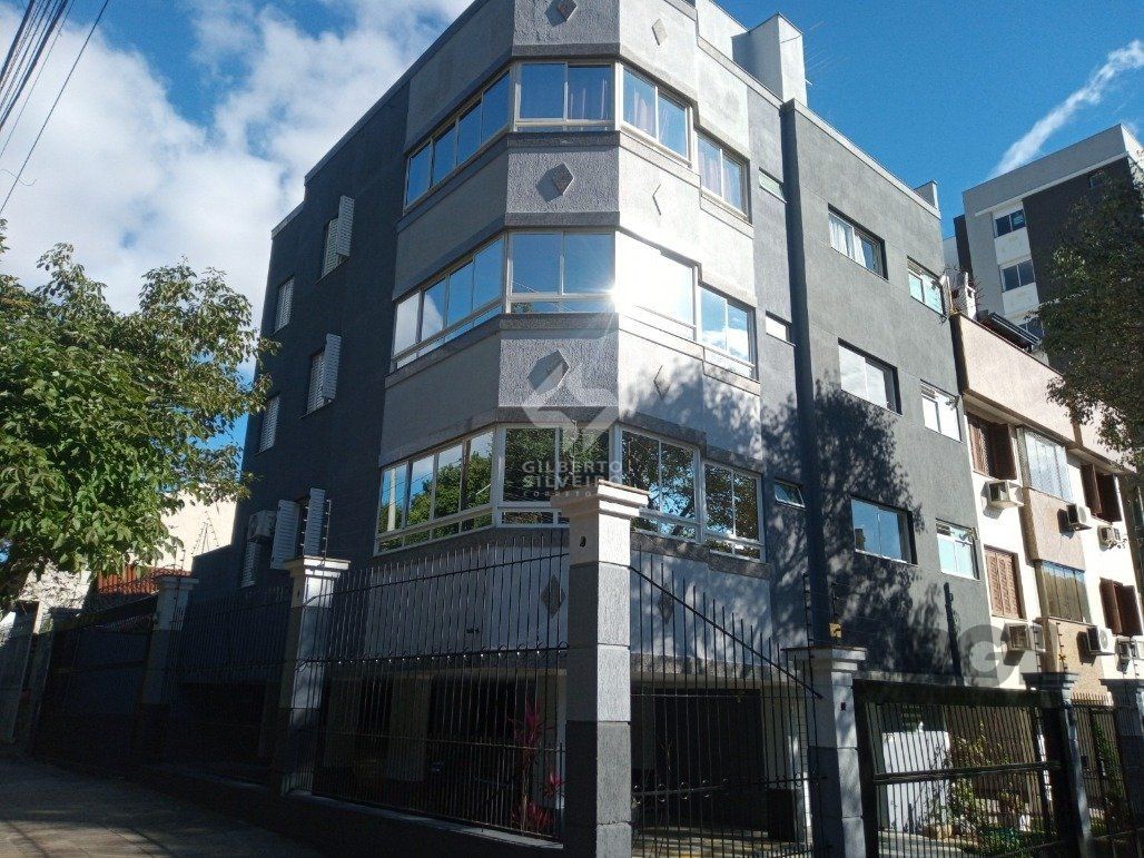 Vende prédio com 3 apartamentos, 9 dormitórios, 3 suíte, 3 salas amplas com churrasqueira, box 8 vaga coberta, 479 m² por R$ 2.150.000,00- São João - Porto Alegre/RS