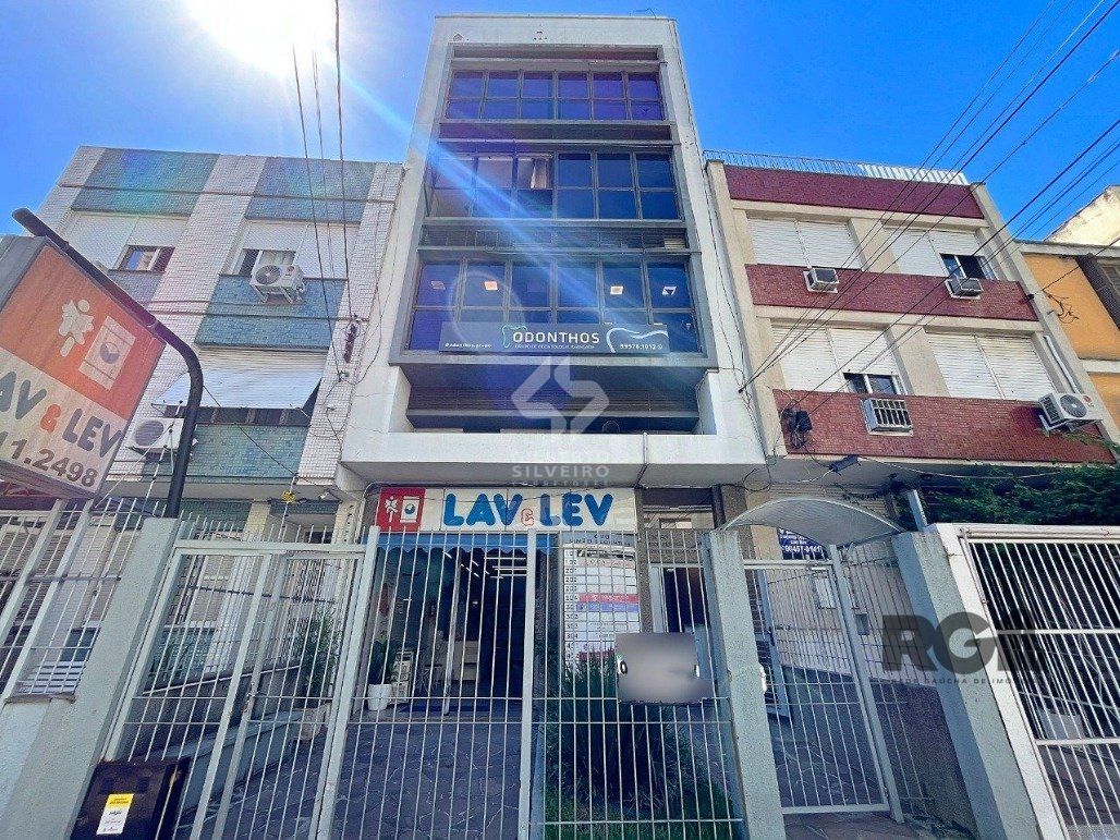 Conjunto comercial para comprar  totalmente mobiliado e desocupado, localizado na prestigiada Rua Felipe Camarão, em frente à Redenção.