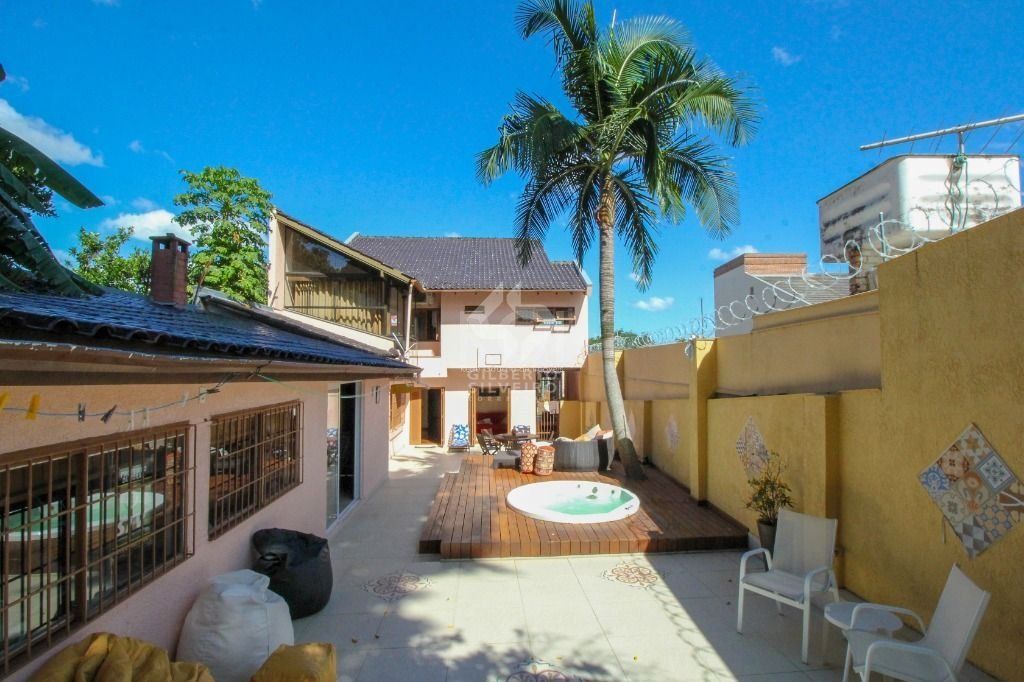 Casa Com 4 dormitórios para Comprar , 350 m²- Chácara das Pedras - Porto Alegre