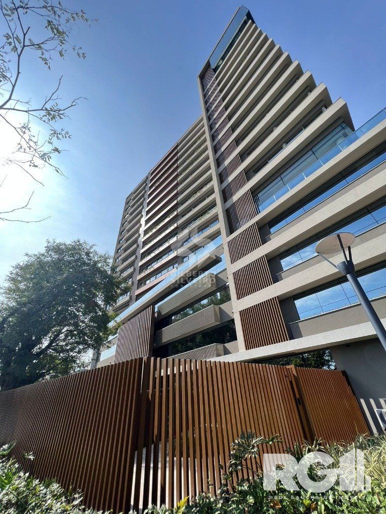 Apartamento com 143 m² privativos, possui 3 suítes, (sendo 1 máster), living, cozinha, dependência de empregada, lavabo, 143 m² de área privativa, 2 vagas de garagem.