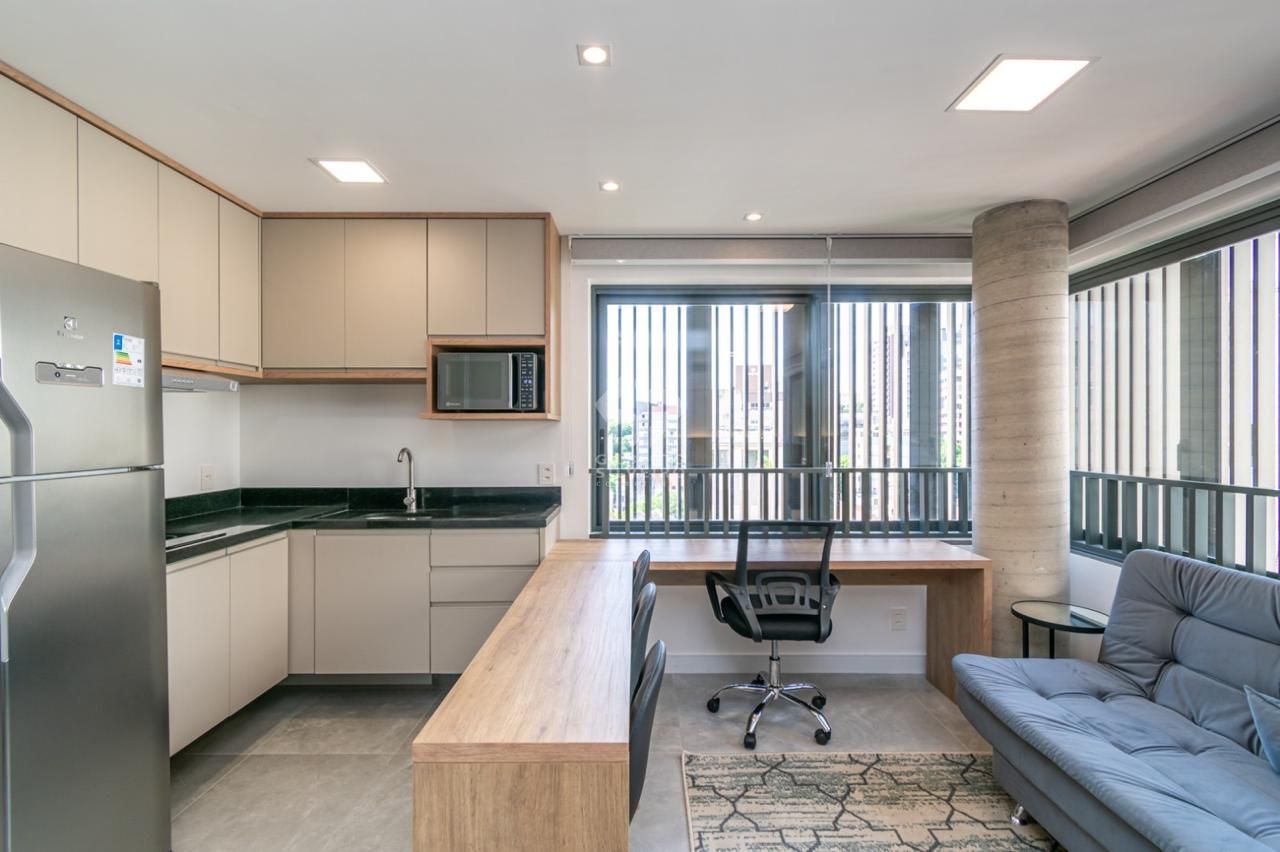 Loft de alto padrão construtivo no bairro Moinhos de Vento, planta de 29,60 m2 privativos com porcelanato, forro em gesso e aberturas em alumínio com vidros duplos.