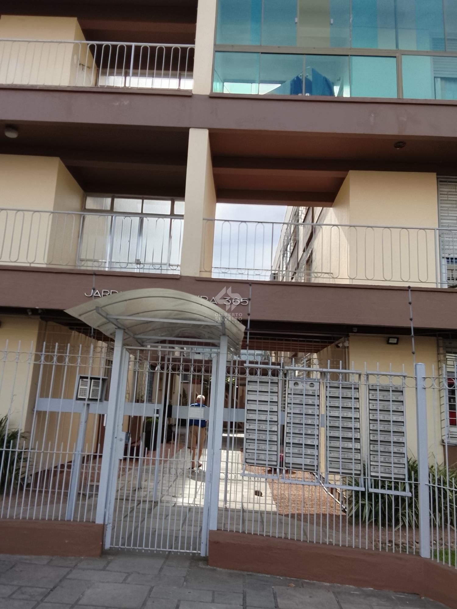Ótimo apartamento 1D, desocupado na Medianeira, preço atrativo.