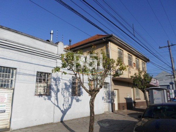 Prédio residencial e comercial, no bairro Navegantes em Porto Alegre