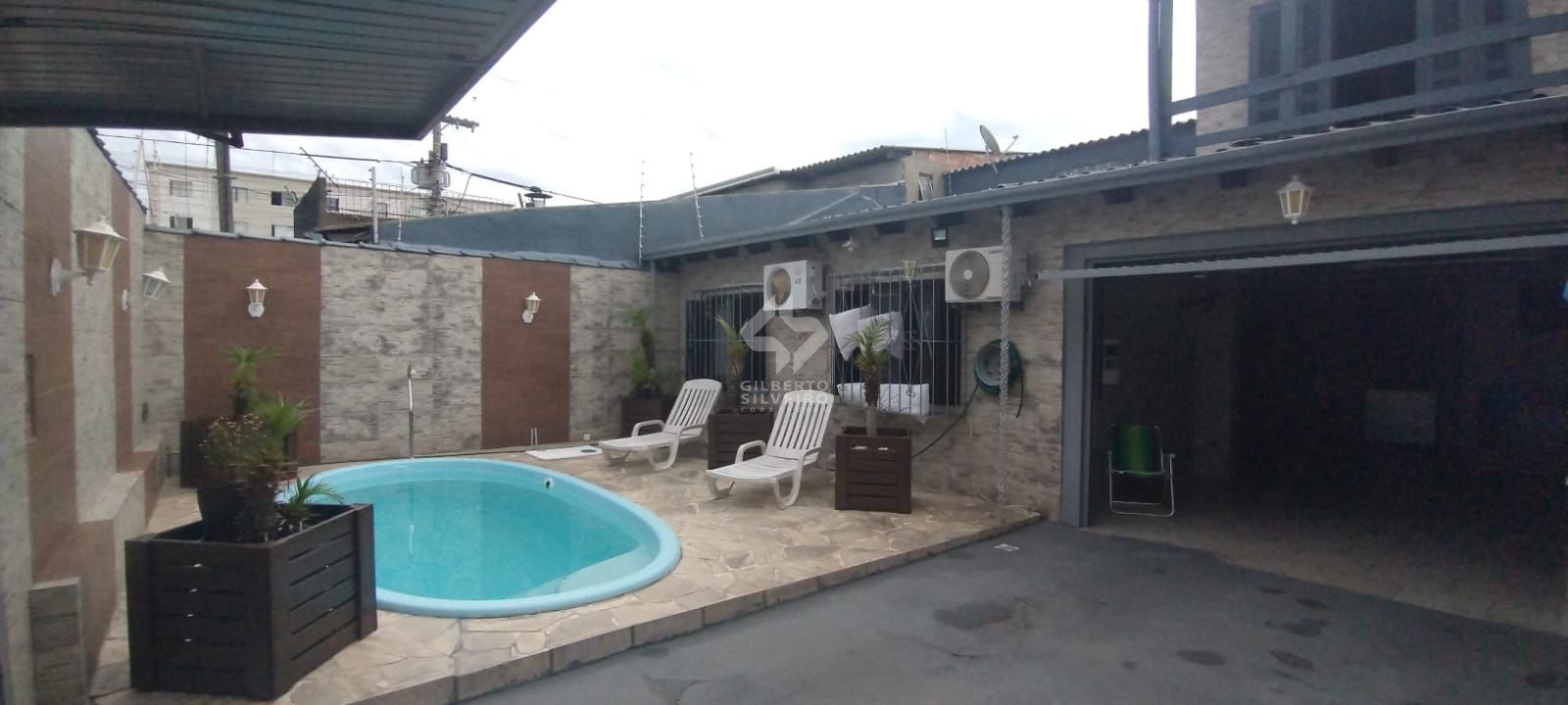 Casa com piscina e com 4 dormitorios no bairro Restinga
