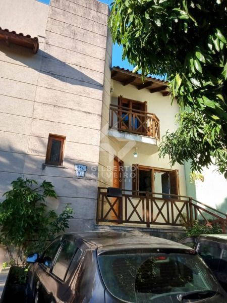 Casa em Porto Alegre, no bairro Teresópolis, com 2 dormitório(s), e 2 banheiros, à venda.