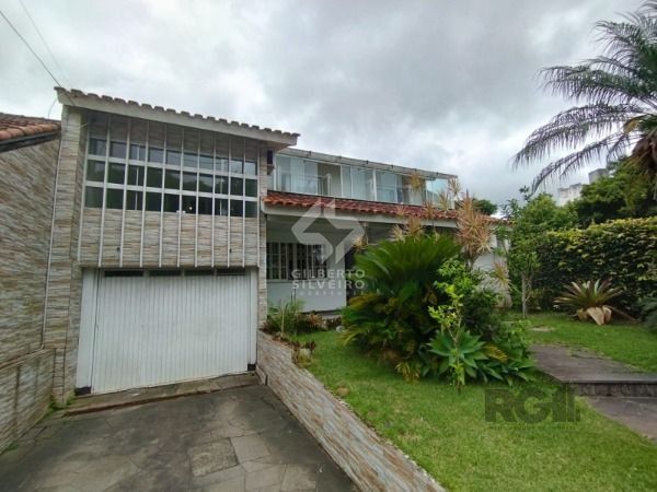 Casa em Porto Alegre, no bairro Ipanema, com 6 dormitório(s), e 6 banheiros, à venda.
