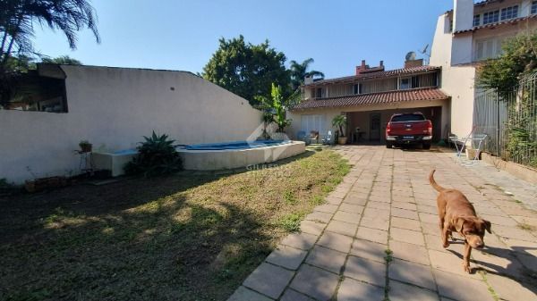 Casa em Porto Alegre, no bairro Espírito Santo, com 4 dormitório(s), e 4 banheiros, à venda.