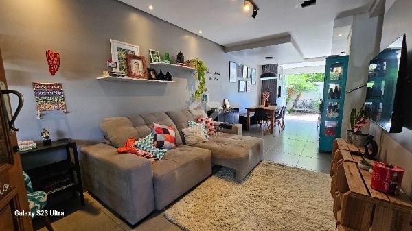 Casa em Porto Alegre, no bairro Hípica, com 3 dormitório(s), e 3 banheiros, à venda.