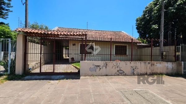 Casa térrea 3 dormitórios + escritório espaço gourmet e piscina terreno 11,00 x 40,00 bairro Camaquã !
