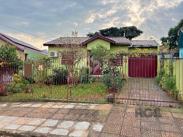 Casa em Porto Alegre, no bairro Ipanema, com 2 dormitório(s), e 2 banheiros, à venda.