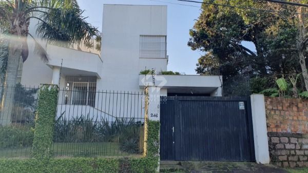 Casa em Porto Alegre, no bairro Espírito Santo, com 3 dormitório(s), e 3 banheiros, à venda.