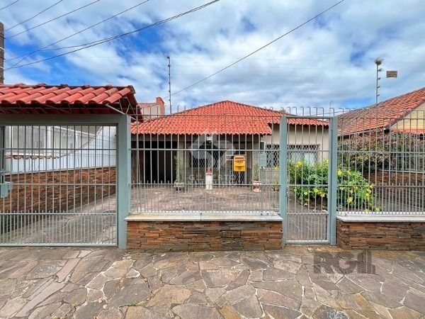 Casa em Porto Alegre, no bairro Guarujá, com 5 dormitório(s), e 5 banheiros, à venda.