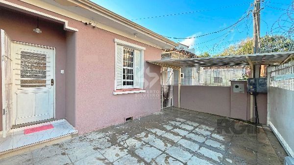 Casa em Porto Alegre, no bairro Medianeira, com 3 dormitório(s), e 3 banheiros, à venda.