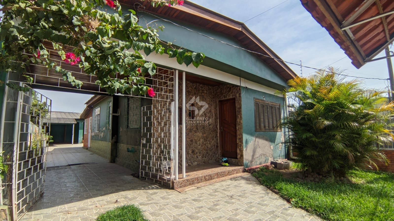 Casa com pátio, 2 dormitórios,  Avenida Vinte e Um de Abril - bSarandi