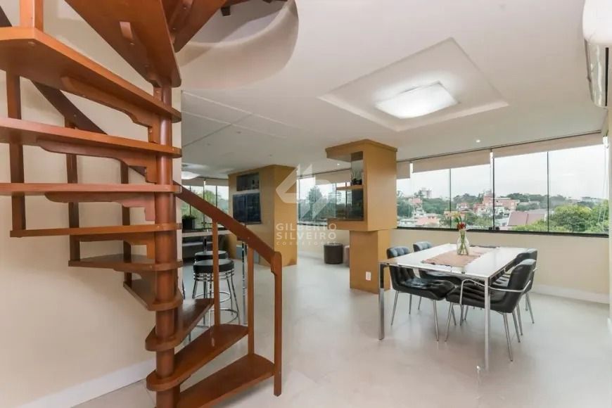 Cobertura com 3 dormitórios, suíte e 2 vagas.