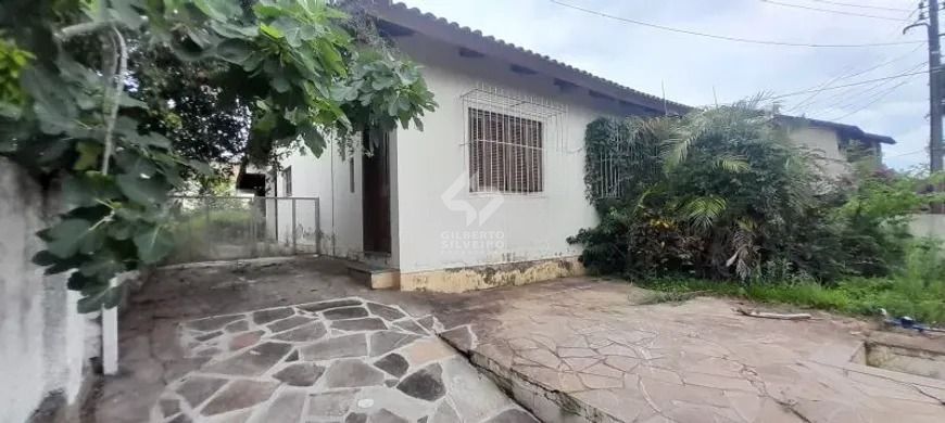 Casa térrea com 2 dormitórios, amplo pátio e 3 vagas.